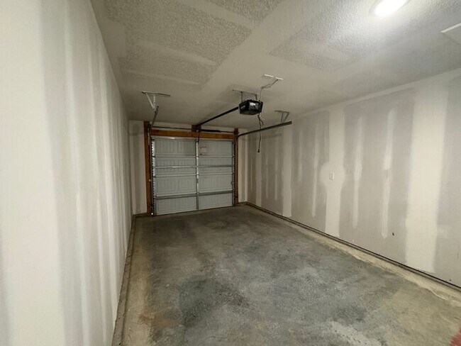 Building Photo - Charming 4-Bedroom Home with Spacious Livi...