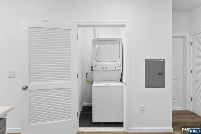 Building Photo - 51 E Main St