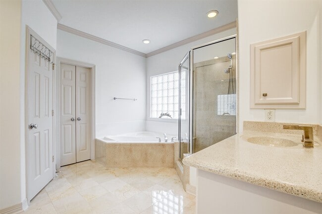 Building Photo - 1515 Hyde Park Blvd