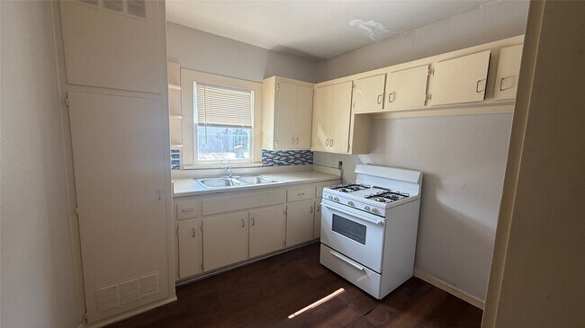 Primary Photo - 1624 Holman St