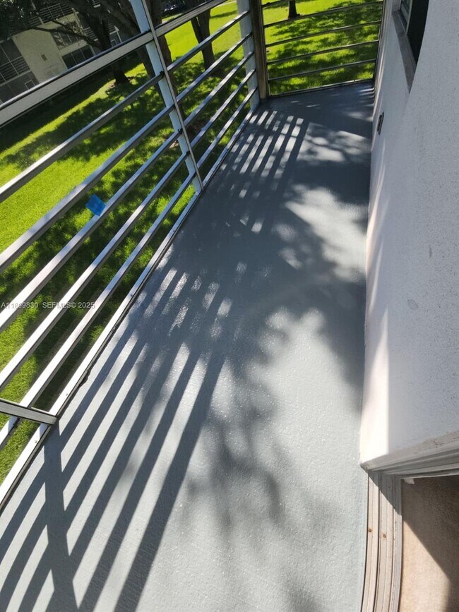 Building Photo - 564 Mansfield M