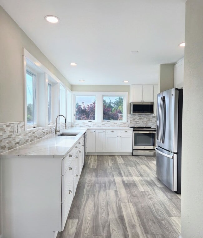 Building Photo - Newly Remodeled 2 Bedroom Home & ADU For R...