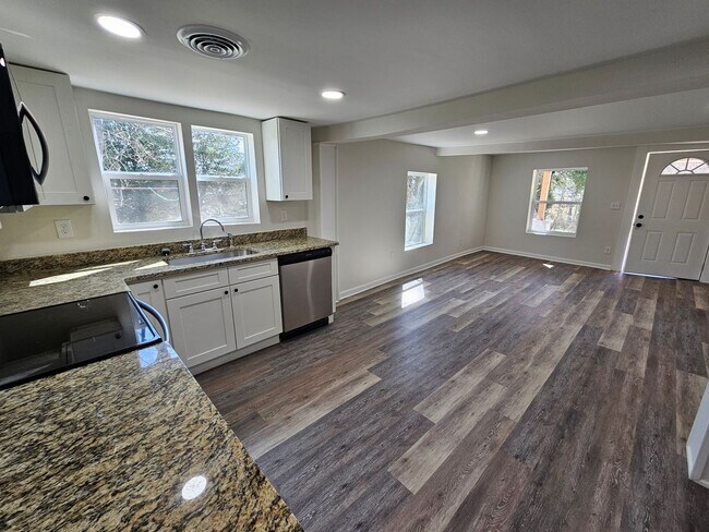 Building Photo - 3-Bedroom 2 Bath, 2-story home ready for you to call home with move in special pricing!