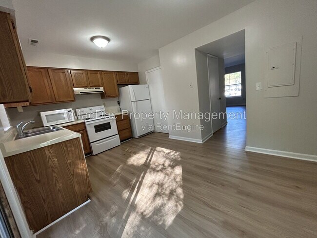 Building Photo - 16134 Clarence Ct