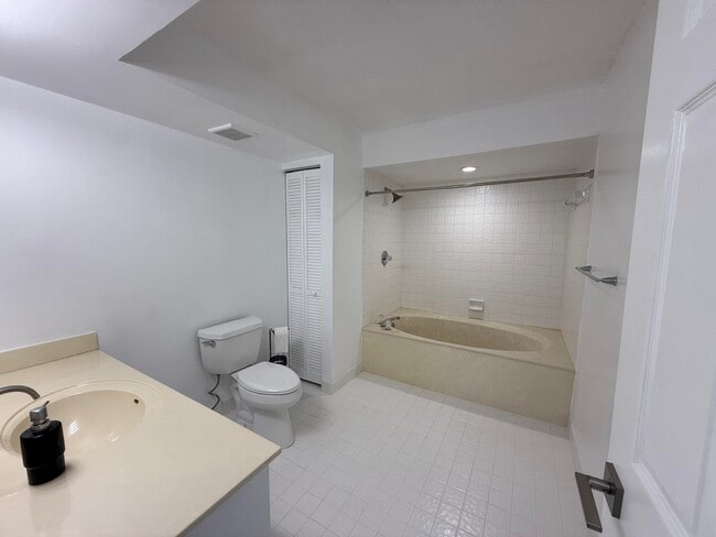 Building Photo - 6670 Villa Sonrisa Dr