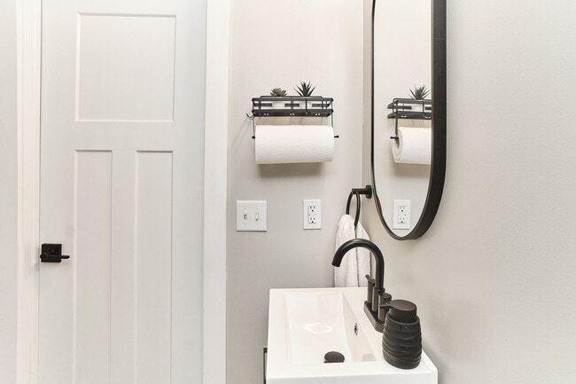 Building Photo - Fully Furnished 2BD Duplex in the Heart of downtown Indy!