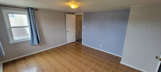 Building Photo - AVAILABLE AUGUST 15th - 4 Bed 3 Bath w/ Spacious Back Deck - SHORT TERM LEASE TILL END OF APRIL