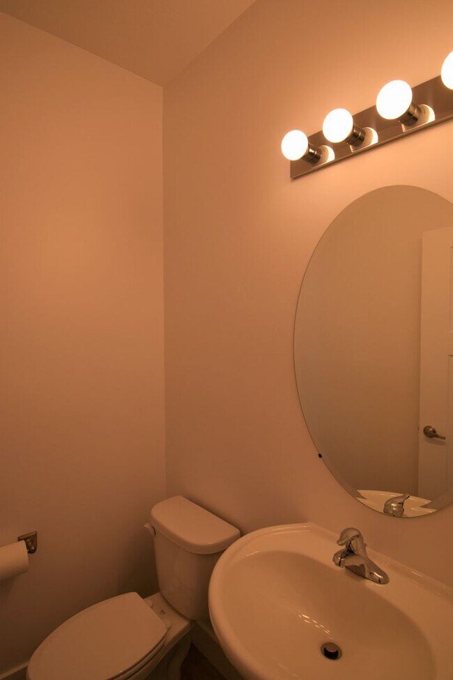 Building Photo - Charming 3 Bed 2.5 Bath Townhome in Murray!!!