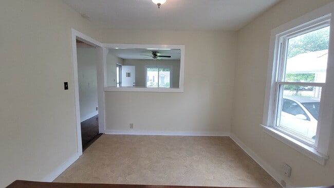 Building Photo - "5 points area 2-Bedroom Huntsville Home w...