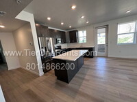 Building Photo - Move-in special: $500 off First months rent