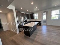 Building Photo - Move-in special:  First month's rent free!