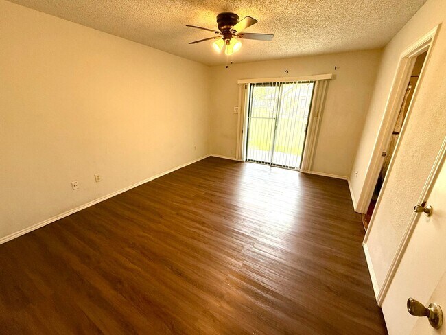 Building Photo - **MOVE IN SPECIAL!!** Spacious 2 Bedroom / 2 Bath Unit!