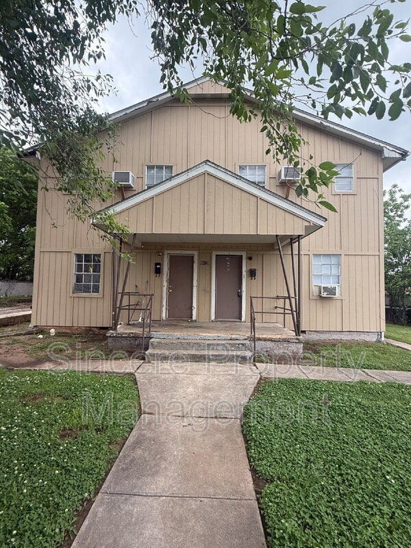 Building Photo - 813 N University St