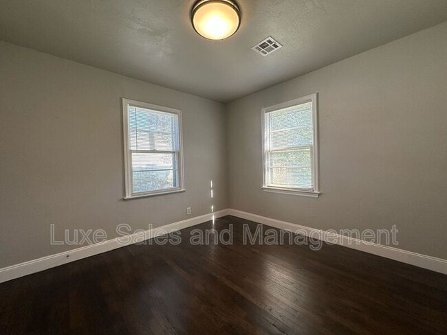 Building Photo - 406 Elm St