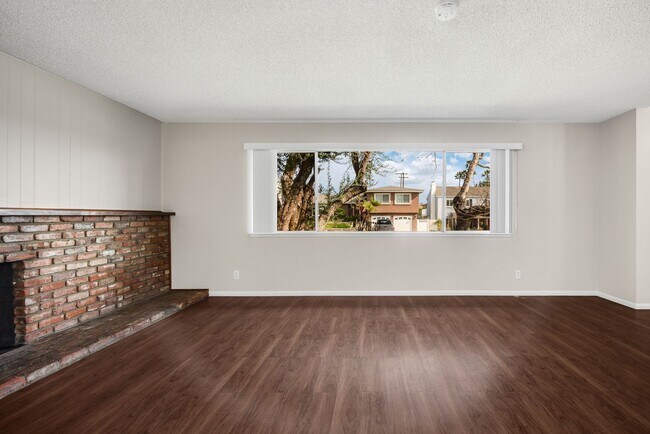 Building Photo - Tri Level 4 bedroom plus Family Room in Yorba Linda