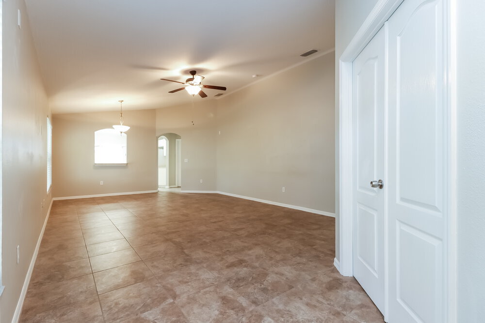 Building Photo - 402 Maple Pointe Dr