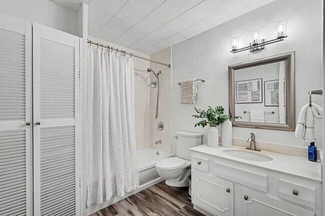 Building Photo - "Chic & Cozy 1-Bed Oasis in Palo Alto: Furnished Gem with Pool & More!"