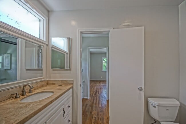 Building Photo - Incredibly Charming & Bright 3BR2BA Home w...