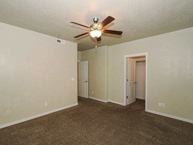 Building Photo - 3 Bedroom, 2 Bathroom Condo