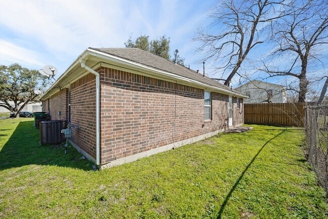 Building Photo - 4636 Mayflower St