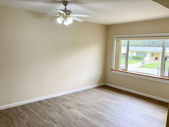 Building Photo - Clean ready to go 2/1 in Beverly Hills!