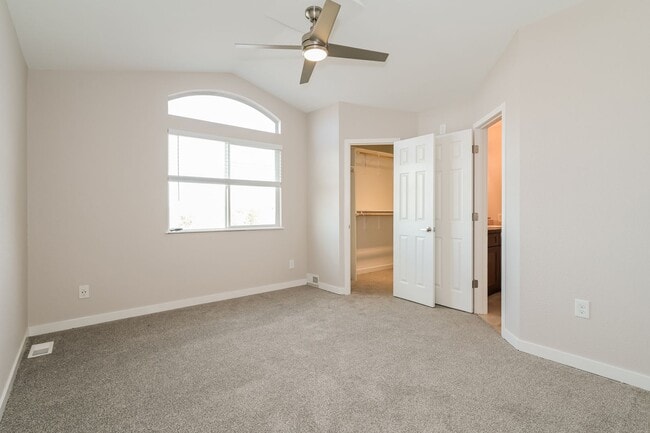 Building Photo - Renovated 4 Bed/ 3.5 Bath in Littleton