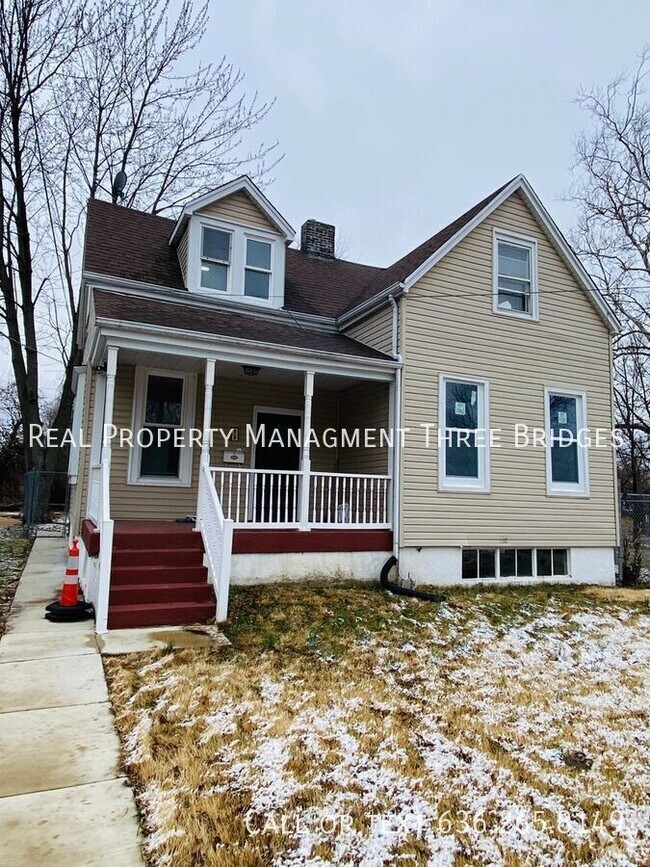 Building Photo - Spacious Ferguson 4 Bedroom 2 Bath Home