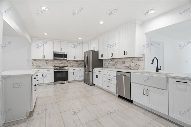 Building Photo - 2228 Goldenrod Ave