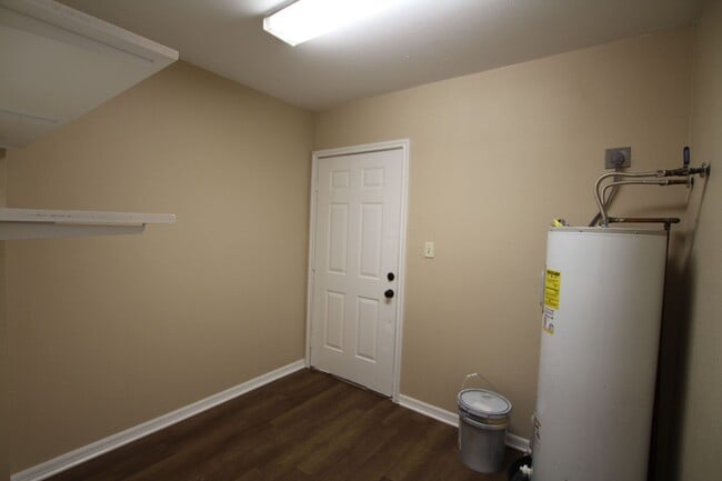 Building Photo - Remodeled 2 bedroom 1 bath rental in West ...