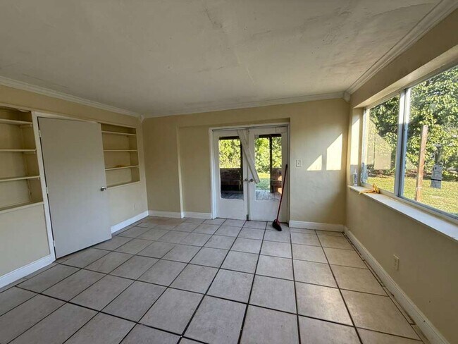 Building Photo - Large 4-1 house