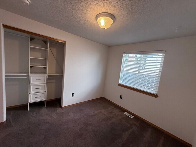 Building Photo - Spacious 3BD/2BA Home with Two-Car Garage,...