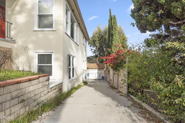 Building Photo - 744 Onarga Ave