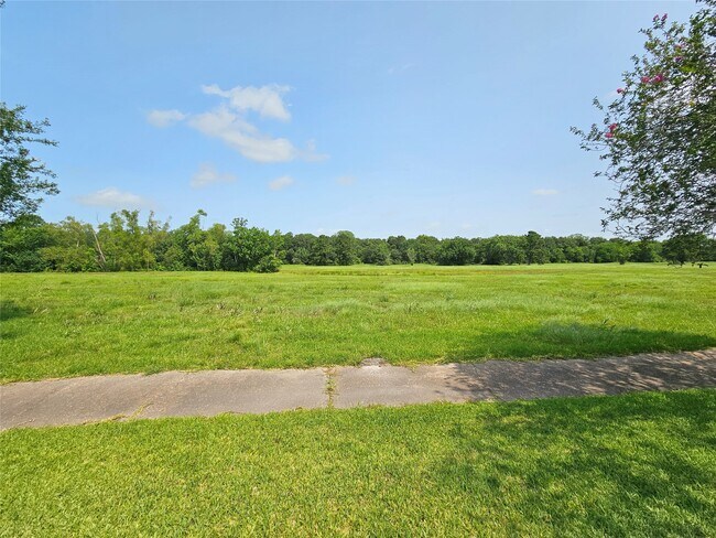 Building Photo - 221 Palm Aire Dr