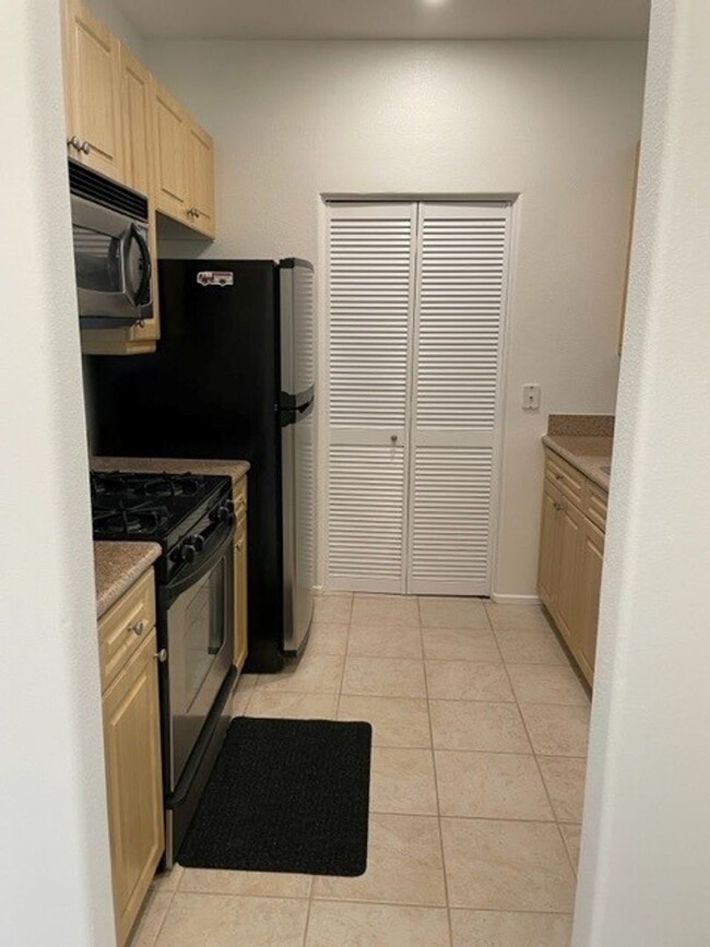 Building Photo - Top Floor One Bedroom Unit in Gated Commun...