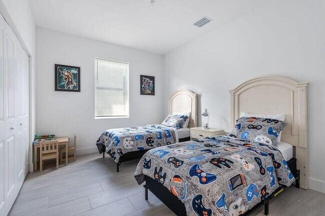 Building Photo - 2615 Hiawatha Ave