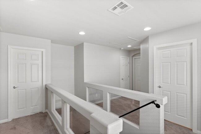 Building Photo - Beautiful 4 Bed 2.5 Bath Home Jones and Wa...