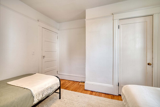 Building Photo - 1032-1036-1036 SE 12th Ave