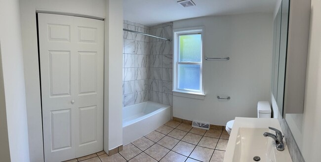 Building Photo - Newly Remodeled 2 Bedroom House