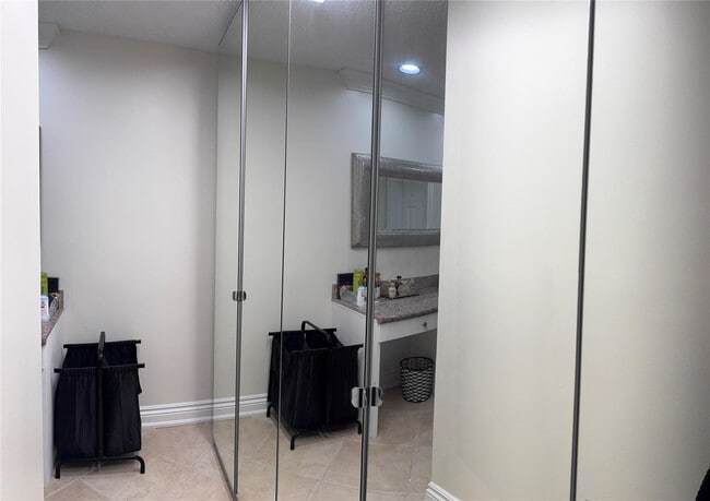 Building Photo - 4001 Carambola Cir N