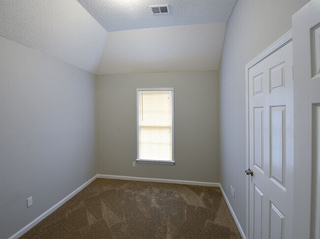 Building Photo - 3 Bedroom, 2.5 Bathrooms Near S Germantown and E Shelby Dr