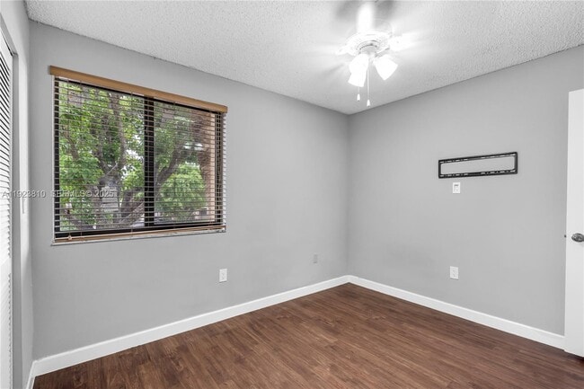 Building Photo - 341 W Park Dr