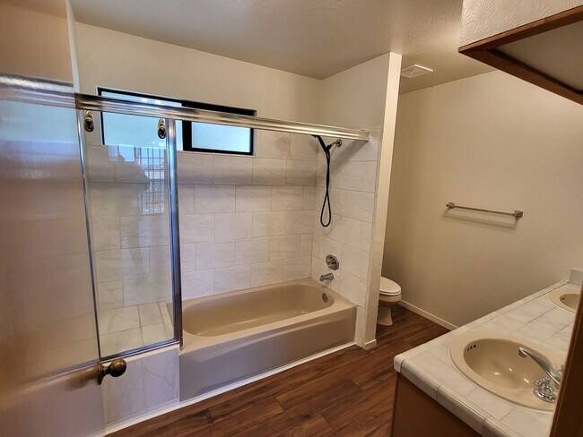 Building Photo - Recently Upgraded Townhouse in the Hills o...