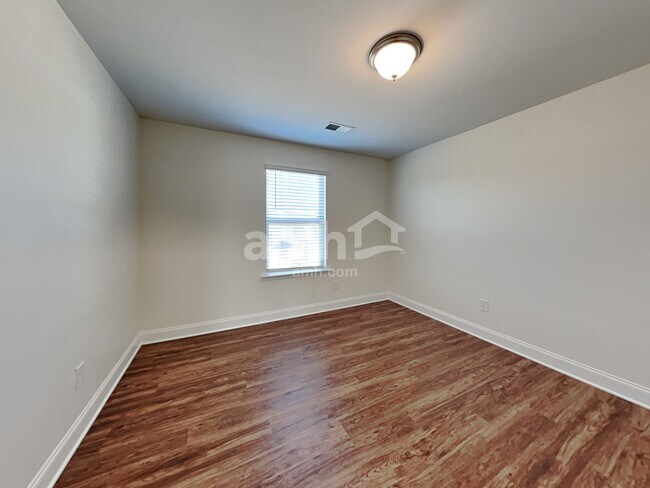 Building Photo - 174 Larragan Dr