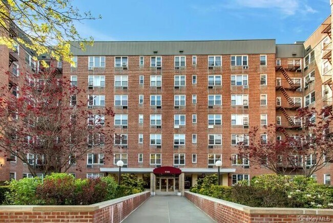 Building Photo - 2 Sadore Ln
