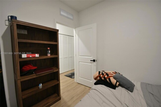 Building Photo - 13390 NW 2nd Ln