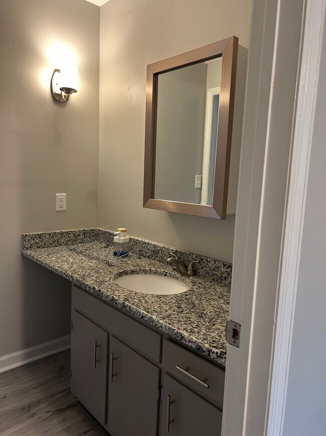 Building Photo - 815 Poindexter Ave