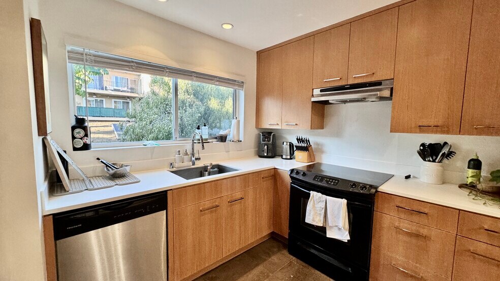 Building Photo - 645 Westmount Dr