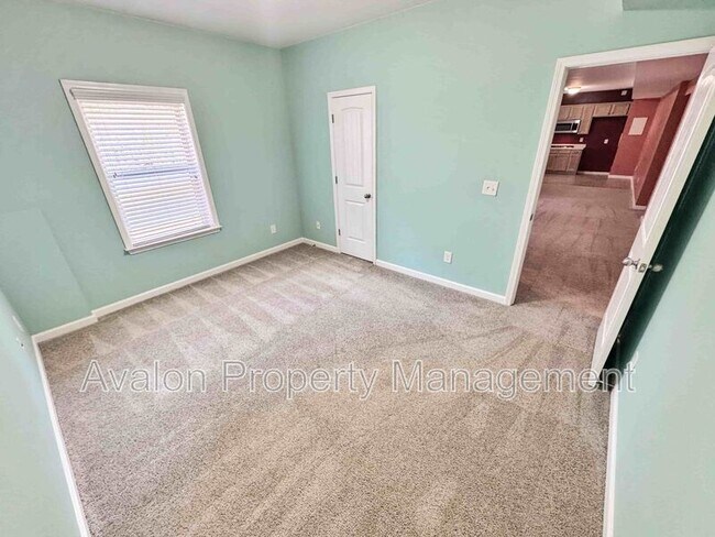 Building Photo - 2435 Manor View