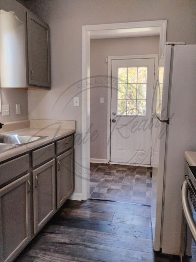 Building Photo - ON SPECIAL! Charming 3 Bedroom Ranch in Cl...