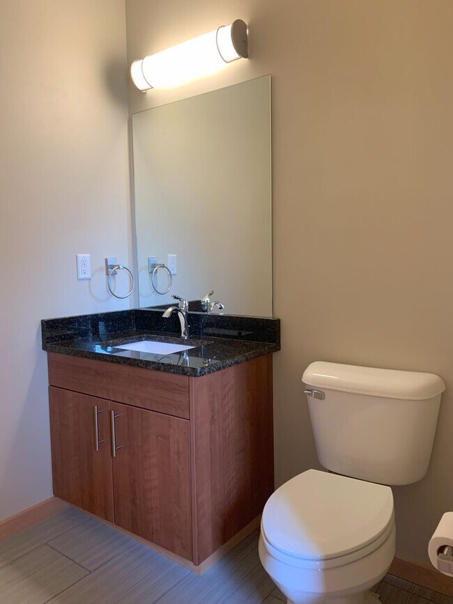 Building Photo - Bayview 2-bedroom loft style house, hardwood floors, AC, parking, fireplace